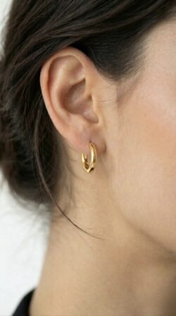 Gold Plated 12mm Hoops - עגילי חישוק חלקים בציפוי זהב 14 קארט. על אוזן הדוגמנית.