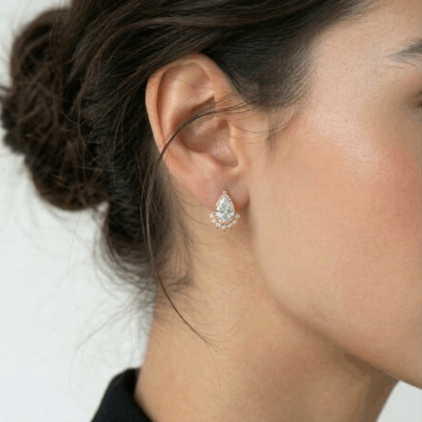 Rose Gold Royal Pear Earrings - זוג עגילי טיפה וכתר בציפוי רוז גולד משובצים זרקונים על דוגמנית