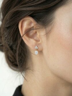 Gold Flower & Drop Earrings - זוג עגילי פרח וטיפה בציפוי זהב 14 קארט משובצים זרקונים על דוגמנית