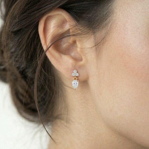 Gold Flower & Drop Earrings - זוג עגילי פרח וטיפה בציפוי זהב 14 קארט משובצים זרקונים על דוגמנית