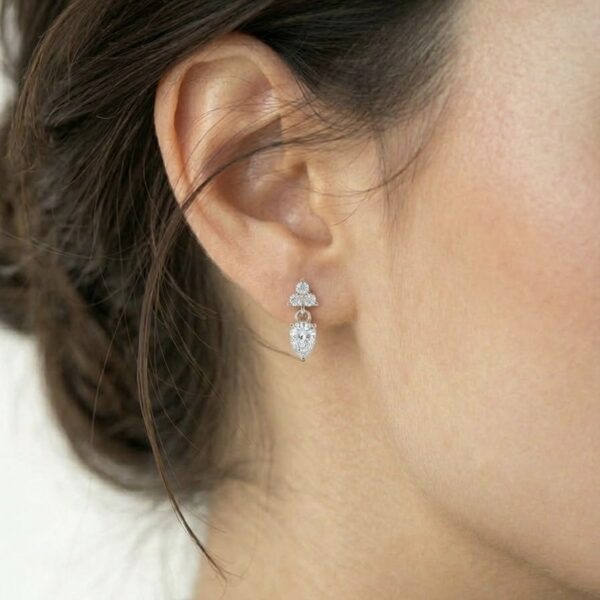 Silver Flower Drop Earrings - עגילי כסף טיפה ופרח משובצים על דוגמנית