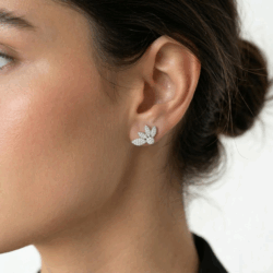 עגילי כסף צמודים בעיצוב פרח - דגם Petal מבט חזית וצד על הדוגמנית