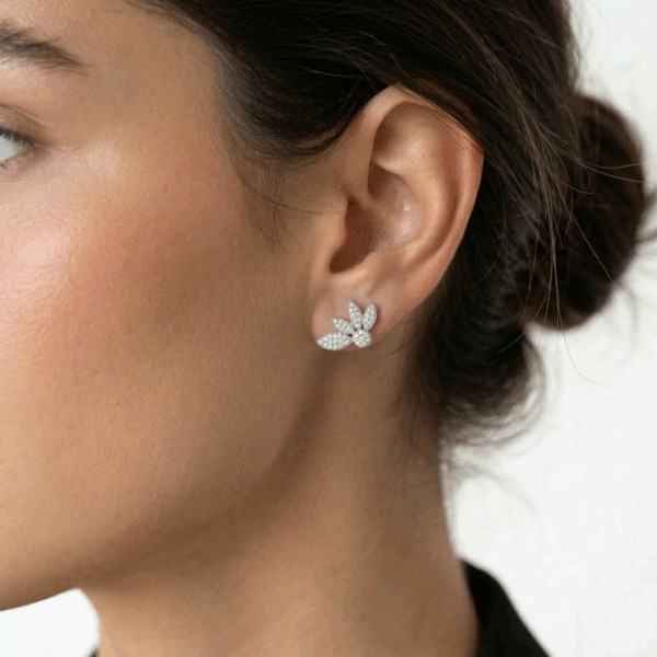 עגילי כסף צמודים בעיצוב פרח - דגם Petal מבט חזית וצד על הדוגמנית