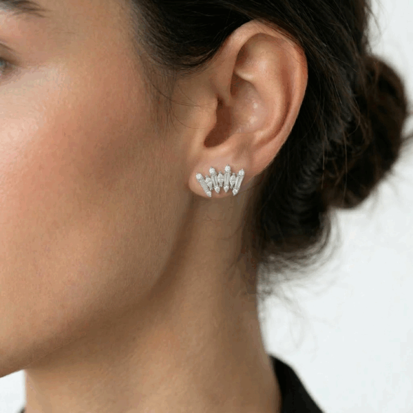 Royal Crown Silver Studs - עגילים צמודים כסף בצורת מניפה משובצת זרקונים על הדוגמנית