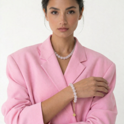 שרשרת אבני חן אוניקס על הדוגמנית.