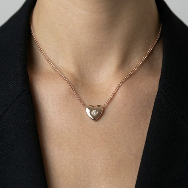 תמונת תקריב של השרשרת על הדוגמנית.