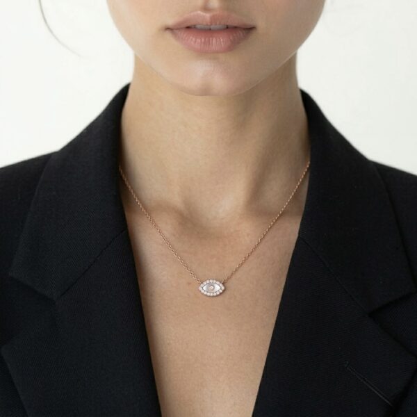 תקריב של השרשרת על הדוגמנית .