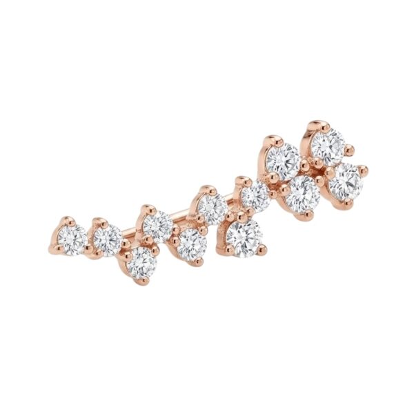 עגיל Stardust – עגיל מטפס רוז גולד על פלדת אל חלד עגיל ה-Stardust בגרסת הרוז גולד מציע שילוב מושלם בין טרנד לוהט לרומנטיקה רכה. למעשה, הוא מחליף את המראה הקריר בחמימות של הזהב הוורוד. ב-TALIA יצרנו דגם שמשלב סטייל מודרני עם נגיעה נשית ועדינה. כתוצאה מכך, תיהני מפריט אופנתי שמאיר את הפנים ברכות. עיצוב מטפס בגוון ייחודי (Rose Gold Crawler) ראשית, בחרנו עבור עגיל מטפס רוז גולד זה באבני זירקון (CZ) נוצצות בגדלים משתנים. האבנים מסודרות בקשת עדינה באורך 20-21 מ"מ. כמו כן, הציפוי הוורוד משתלב בהרמוניה עם גוון העור. בגלל העיצוב המטפס, העגיל יוצר מראה מלא ומרשים לאורך התנוך. כלומר, הוא מעניק לך לוק מושקע ומתוחכם במינימום מאמץ. פלדת אל חלד ואיכות ללא פשרות אנו מקפידים על תכשיטים שילוו אותך לאורך זמן. לכן, יצקנו את גוף העגיל מפלדת אל חלד (Stainless Steel) חזקה. בנוסף, הענקנו לו ציפוי רוז גולד איכותי ועמיד במים. משום כך, עגיל מטפס רוז גולד מדגם Stardust לא משחיר ומתאים גם לבעלות עור רגיש. את יכולה לענוד אותו בביטחון מלא. נוחות וסטיילינג יומיומי אמנם העגיל נראה בעל נוכחות, אך הוא קל משקל ונוח מאוד. בזכות המבנה הייחודי, הוא נאחז באוזן בצורה יציבה ולא לוחץ. מצד אחד, הוא משתלב נהדר עם שמלות קיץ קלילות. מצד שני, הניצוץ של הזירקונים הופך אותו למושלם גם לדייט רומנטי בערב. 3. מפרט טכני דגם: Stardust Rose Gold Ear Crawler. חומר בסיס: פלדת אל חלד (Stainless Steel) – עמיד במים. ציפוי: רוז גולד (Rose Gold) איכותי. אבנים: זירקונים (CZ) שקופים ונוצצים. מידות: אורך 20-21 מ"מ, רוחב משתנה 3-5 מ"מ. סגנון: עגיל מטפס, רומנטי ונשי.