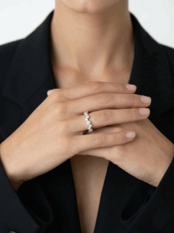 תקריב של טבעת זירקונים כסף בעיצוב גלים א-סימטרי נוצץ - TALIA