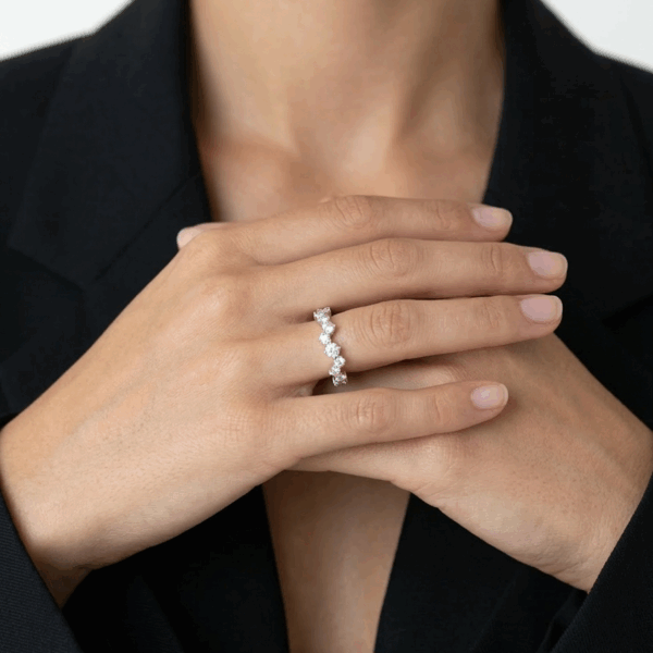 תקריב של טבעת זירקונים כסף בעיצוב גלים א-סימטרי נוצץ - TALIA