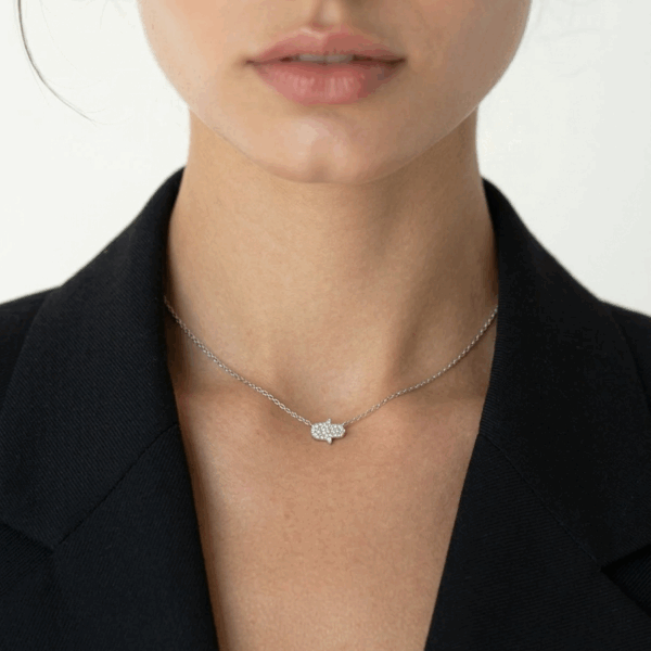 תמונה של השרשרת על הדוגמנית