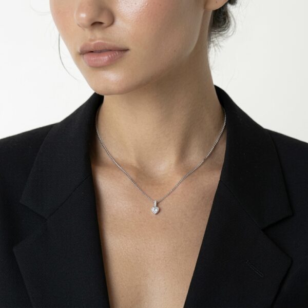 שרשרת לב על דוגמנית