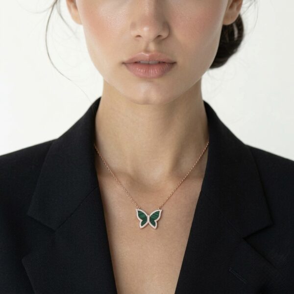 תמונה תקריב של השרשרת על דוגמנית