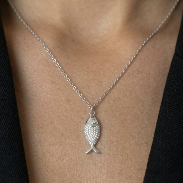 תמונה של שרשרת דג בתקריב על הדוגמנית