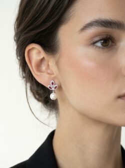 תמונת תקריב של העגיל על האוזן של הדוגמנית.