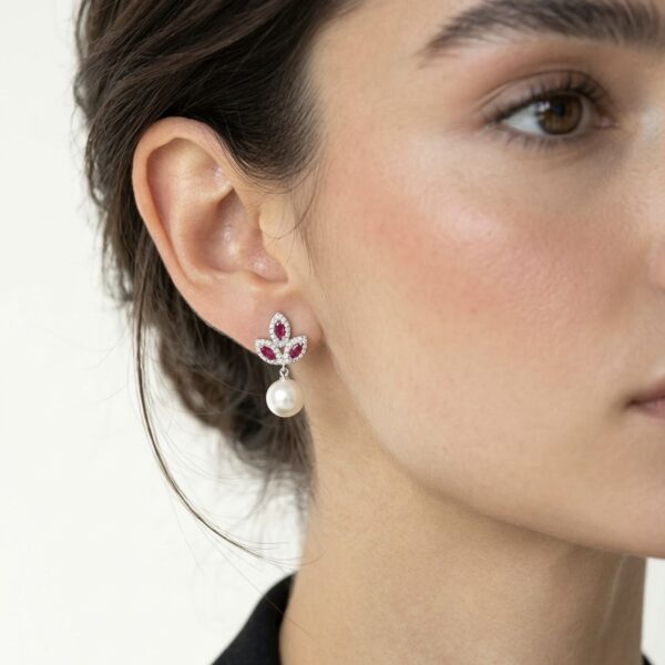 תמונת תקריב של העגיל על האוזן של הדוגמנית.