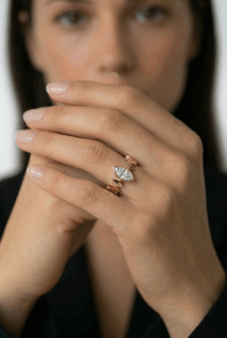 טבעת רוז גולד עם אבן מרקיזה וחישוק מעויינים גיאומטרי - TALIA