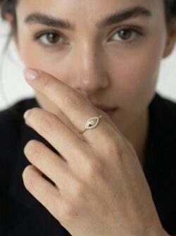 תקריב של טבעת עין זהב 14 קראט בעיצוב עדין ונוצץ - TALIA