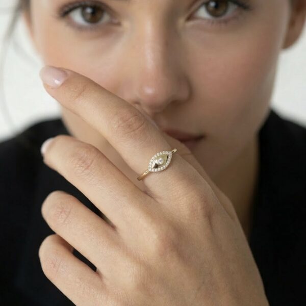 תקריב של טבעת עין זהב 14 קראט בעיצוב עדין ונוצץ - TALIA