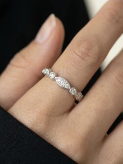 תקריב של טבעת מרקיזה כסף עם ארבע אבנים עגולות ושלוש צורות מרקיזה משובצות - TALIA