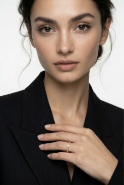 טבעת מרקיזה רוז גולד על היד למראה קלאסי וחם - TALIA