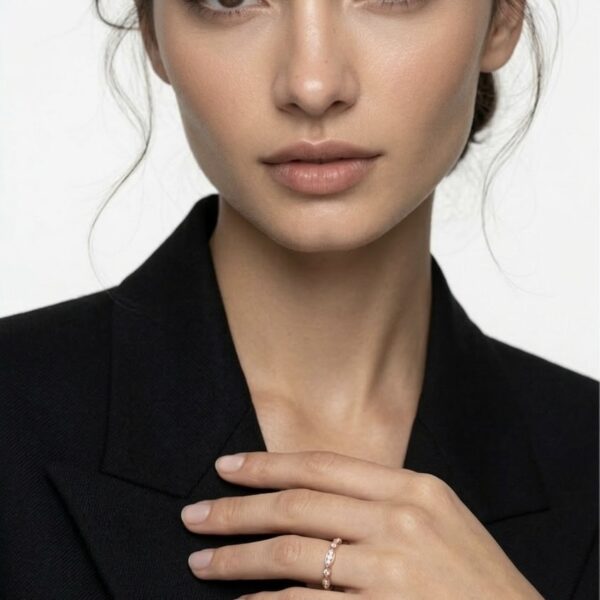 טבעת מרקיזה רוז גולד על היד למראה קלאסי וחם - TALIA