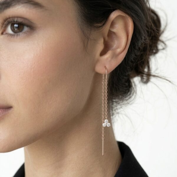 תקריב של עגיל שרשרת רוז גולד יחיד באורך 7 סנטימטר ופרח משובץ - TALIA