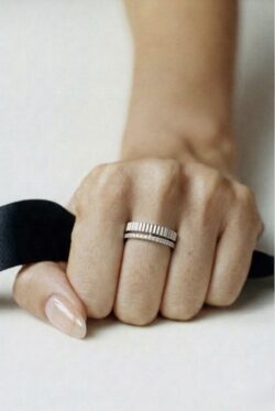 תמונת תקריב של הטבעת על יד הדוגמנית.