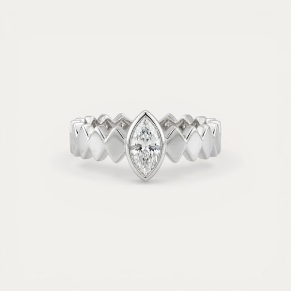 טבעת כסף 925 עם אבן מרקיזה וחישוק מעויינים גיאומטרי - TALIA