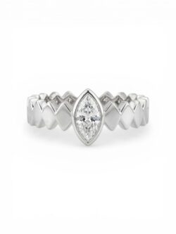 טבעת כסף 925 עם אבן מרקיזה וחישוק מעויינים גיאומטרי - TALIA