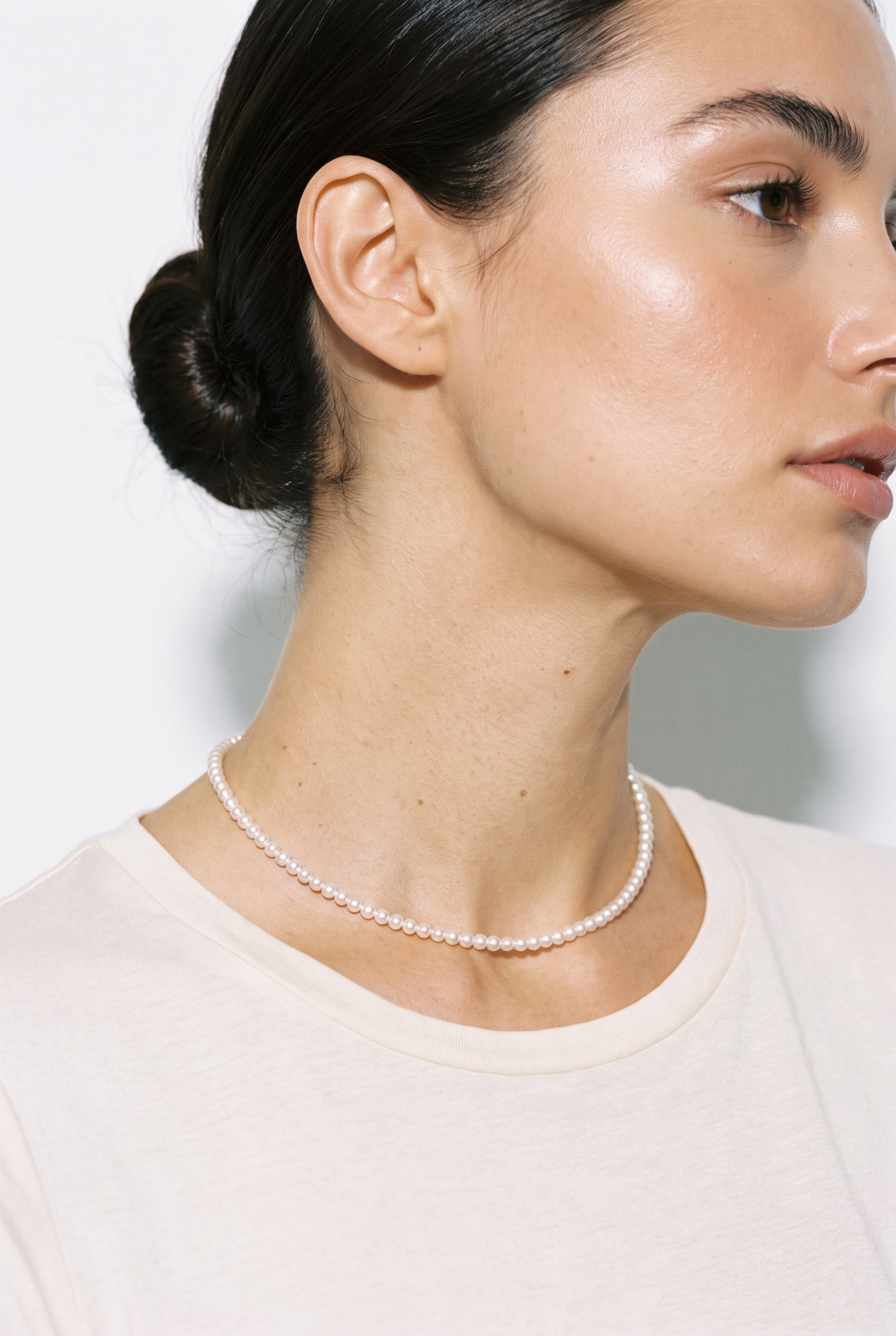 gemini-image-2_exquisite_high_fashion_photography_of_Strictly_maintain_and_replicate_the_exact_-0 (23) שרשרת Mini Pearl – תמונה 1