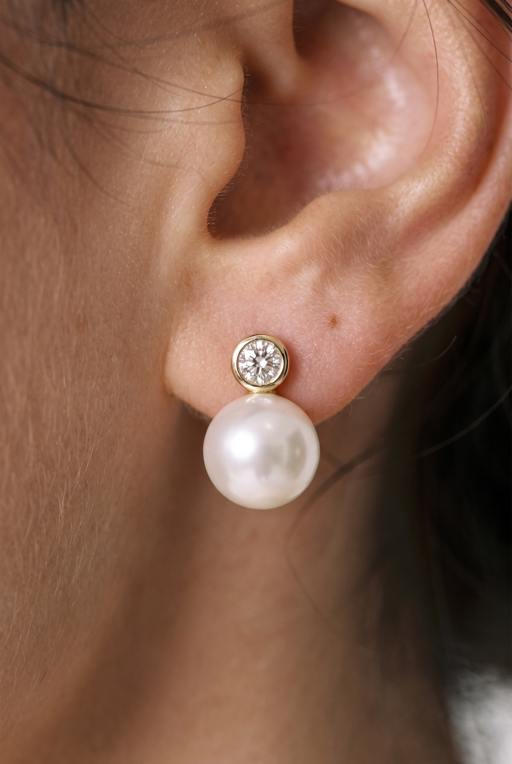 gemini-image-2_exquisite_high_fashion_photography_of_Using_the_attached_image_keep_the_earring_-0 (1) עגילי פנינה 9 ממ ואבן מואסניט צמודים מכסף 925 ובציפוי זהב 14 קארט — טליה תכשיטים